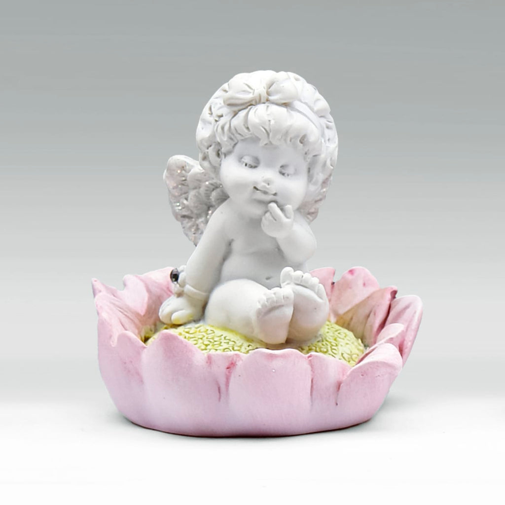 Olga auf Blüte sitzend - nachdenklich