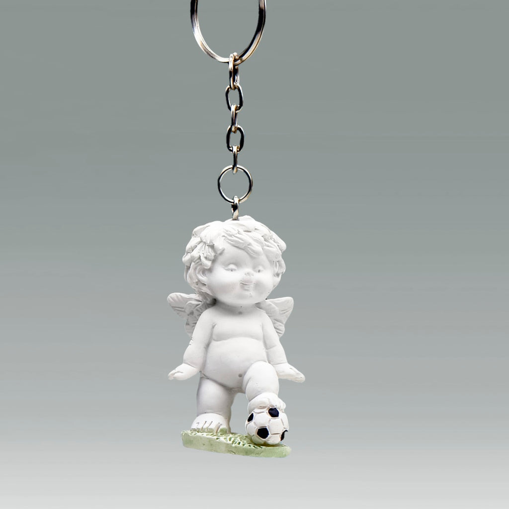 Schlüsselanhänger Igor mit Fussball - mit einem Fuss auf dem Ball 