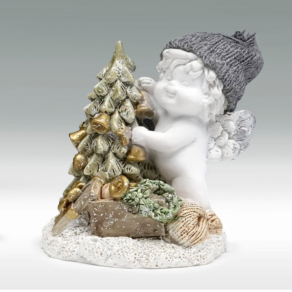 Winterengel Igor mit Christbaum - Baum schmückend