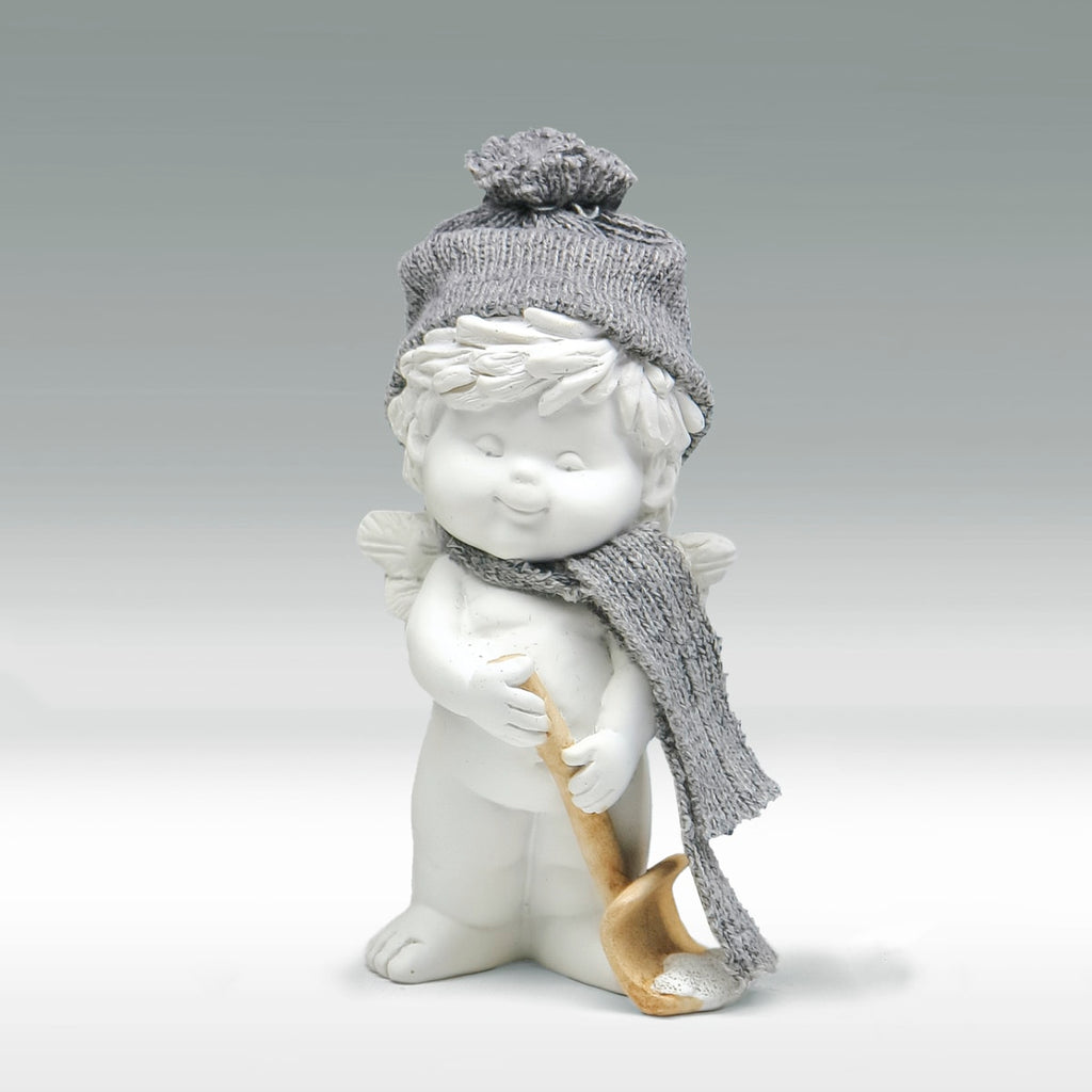 Winterengel Igor beim Wintersport Size M - stehend mit der Schneeschaufel