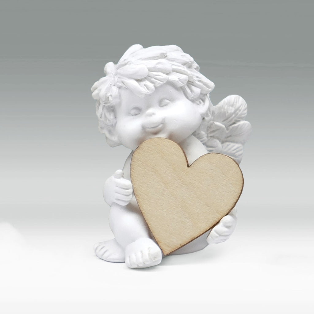 Igor mit Holz-Herz - sitzend mit Holzherz