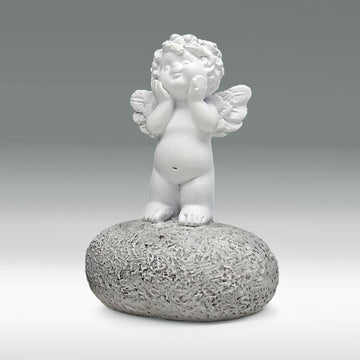 Igor auf Stein - stehend in Gedanken versunken