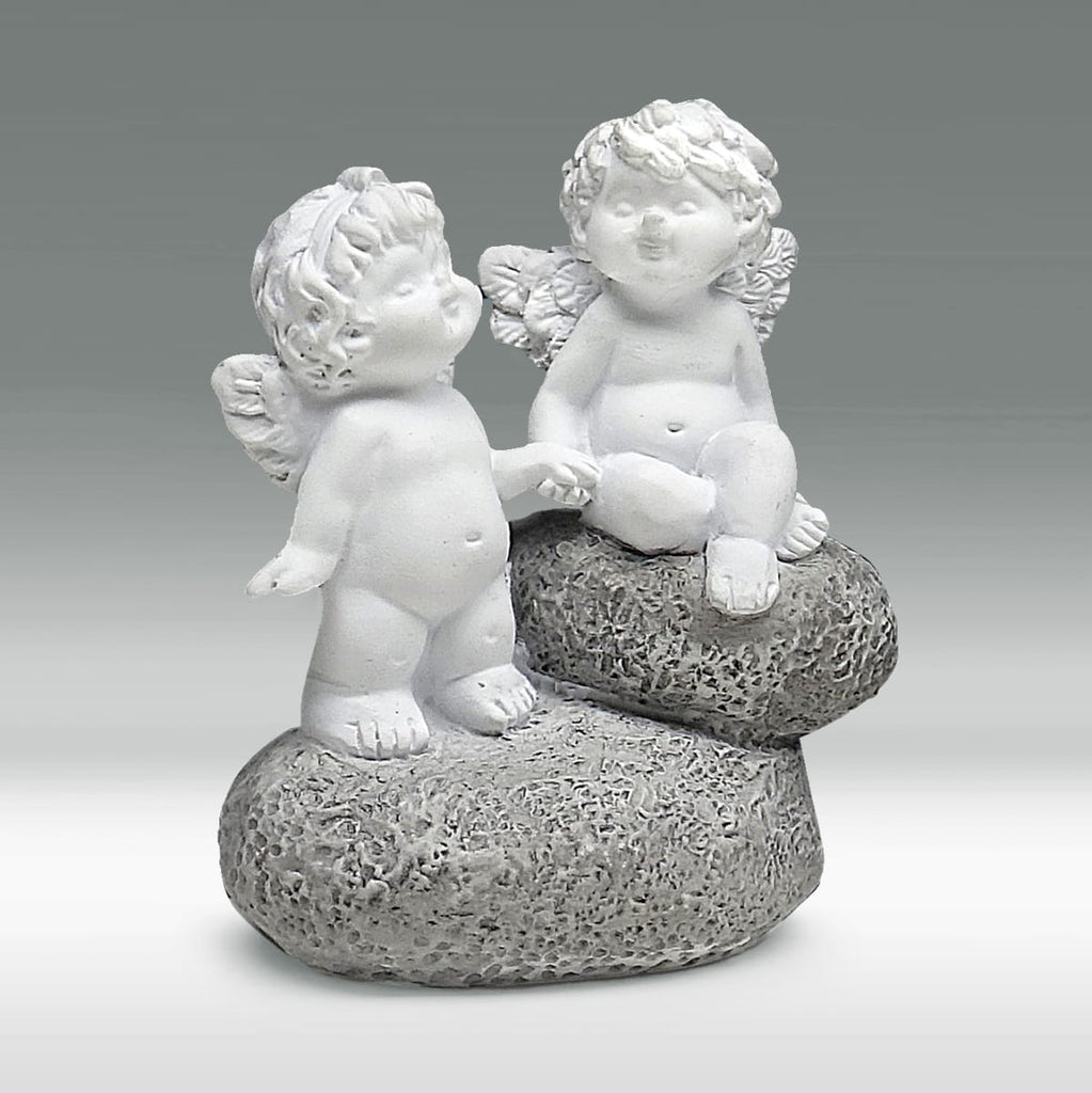 Igor und Olga auf Stein - Hände haltend