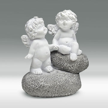 Igor und Olga auf Stein - Hände haltend