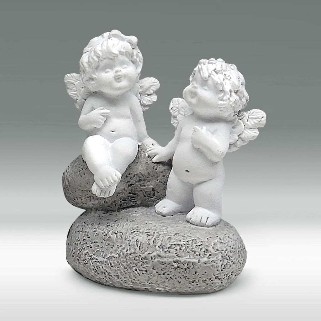 Igor und Olga auf Stein - auf einander zeigend