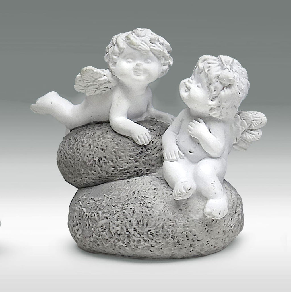 Igor und Olga auf Stein - Igor auf dem Bauch zu Olga gedreht